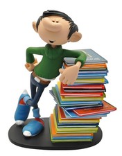 Gaston mit Bücherstapel Neu &