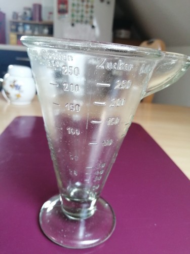 Alter messbecher aus pressglas - aus,