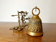 Antike Messing Wandglocke – Dekorative Türglocke mit Relief & Schriftzug