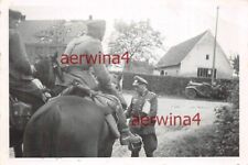 Deutscher Hauptmann bei seinen