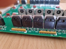 Platine mit 28X FQA70N10 N-Kanal MOSFET Transistoren