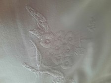 WUNDERSCHÖNE BAUMWOLLBETTWÄSCHE MIT STICKREIEN UND RUNDHERHUM RÜSCHEN 220X150