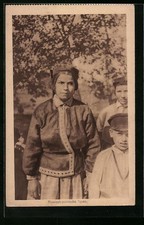 Russische Typen, Mutter mit Söhnen in Trachten, Ansichtskarte 