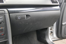 Audi A4 8E B7 Handschuhfach Griff für Handschuhfachdeckel Deckel Klappe schwarz