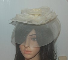 Fascinator Headpiece Brautschmuck Feder Feather Haarkamm creme Kamm Clip