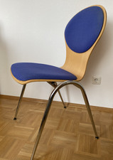 Bürostuhl aus hellem Holz mit