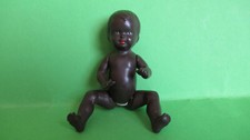 Kleine dunkle Puppe