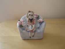 Mädchen auf weißem Sessel mit Rosenschmuck - Dekorationsfigur / Deko 