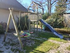 Spielturm mit Rutsche, zwei Schaukeln und einem Kletterseil