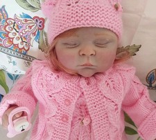  50 cm Peaches Bebe Reborn Babypuppe mit weichen Stoffkörper und Tragekörbchen