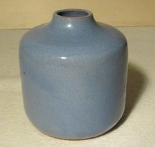 kleine blaue Steingutvase