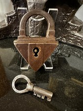 Antikes Dreieckschloss mit