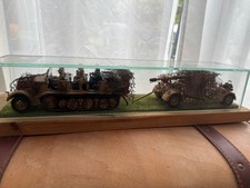 Halbkettenfahrzeug + Soldaten + Artellerie als Diorama in Glasvitrine