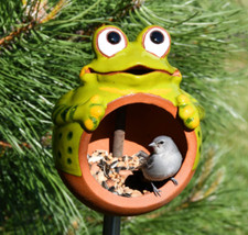 Keramik-Vogelfutterhaus auf