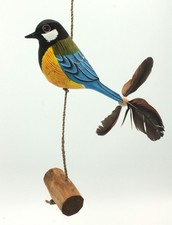 Meise aus Holz mit Propeller