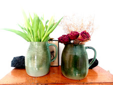 2 große getöpferte Krüge