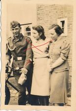 Nr.18547 Foto PK 2,Weltkrieg Deutscher LW Soldat mit Frauen Fahrrad Hagen