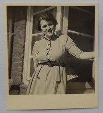 ALTES FOTO....FRAU...KLEID...GÜRTEL...HAUS...FENSTER...ALTE MODE...