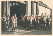 Foto, Nachl. Kmp.Album 3./N.26, Bielefeld, Frühstücksp. v.d.KFZ Halle; 5026-406