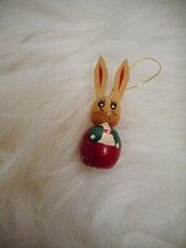 Anhänger ★HASE★ Osterschmuck Holz Strauchschmuck Figur rot grün Ostern DDR TOP?