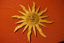 Sonne aus Holz geschnitzt -