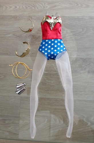 Barbie signature gold label - barbie,