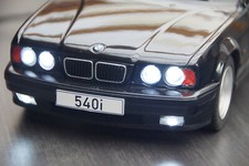BMW 540i 5er E34 Touring mit Beleuchtung(LED) Schwarz, 1:18, MCG