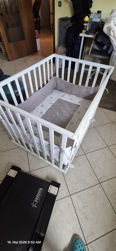Weißes baby gitterbett mit - weißes, baby-gitterbett