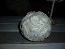 Gartenkugel Dekokugel weiß Stein Beton Schnörkel-Design Landhaus Dekoration