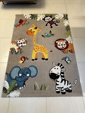 Kinderzimmer Teppich Dschungel Zoo Tiere Giraffe Schlange Löwe Affe Grau 133x190