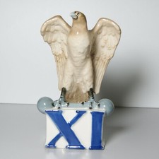 Porzellanfigur Falke auf