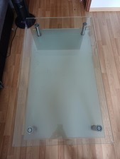 Couchtisch mit Glasplatte und Ablage