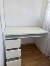 Weißer Hochglanz-Tisch mit 3 Schubladen und Ablagefläche