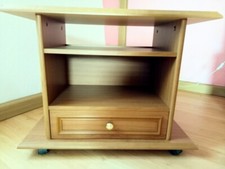 Fernsehschrank mit 4 Rollen, zwei Fächern und einem Schubkasten