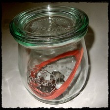 Kleines Einmachglas von Weck mit Klammern und Gummi