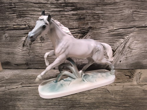 Hertwig stute statue - hertwig&,