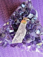 Kunzit rosa Rohkristall - Heilstein- Kettenanhänger mit Silberkappe