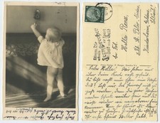 68958 - Früh übt sich - Kleinkind mit Wanduhr - Echtfoto -AK, gelaufen 22.6.1934