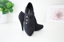 ? Schwarze Graceland High Heels – Größe 37 – Wildleder-Optik mit Retro-Knöpfen