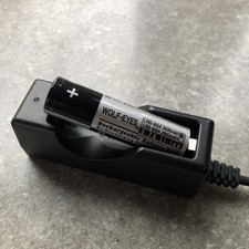 Wolf-eyes Akku Lithium Ionen Akku 3.7 V 2600mAH und Ladegerät (2 x CR 123 A) 