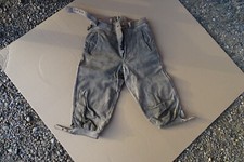 HINGUCKER HOSE: LEDERHOSE abgetragene versaute verschmierte verschlissene DEKO