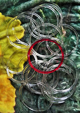 19 Armreif_aus durchsichtigem Plastik (Plexiglas?)_18x klar, 1x rot_6,7cm_Deko_