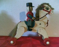 ? Weihnachtliches Nachziehspielzeug - Pferd auf Rollen mit Reiter - antik