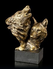 Wolfsköpfe auf Monolith -