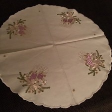 Rundes Deckchen Weihnachten. Beige mit Lila Grün Stickerei. Neuwertig