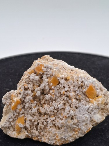 Mineralstufe mit orange