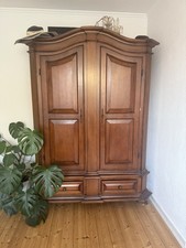 Wunderschöner antiker Kleiderschrank aus massivem Holz – ein echtes Liebhaberstü