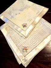 2 wunderschöne Mitteldeckchen,Chiffon, mit Röschen,50x50