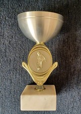 mittelgroßer Kegel Pokal