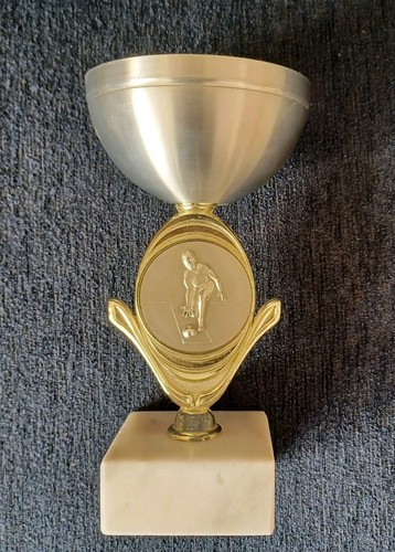 Mittelgroßer kegel pokal - kegel,